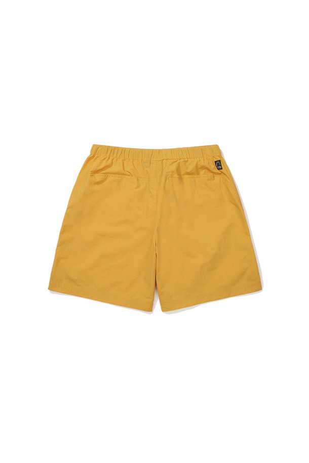 W(더블유) 애버딘(ABERDEEN) 4.5부 쇼츠 YELLOW는 여름철 캐주얼 스타일을 완성하는 남성용 반바지입니다. 옐로우 컬러의 무지 디자인으로, 일상복이나 휴가, 여행 등 다양한 TPO에 활용하기 좋습니다. 레귤러 핏으로 편안한 착용감을 선사하며, 애버딘 라인 특유의 미니멀한 스타일을 강조합니다. 4.5부 기장으로 시원하게 착용 가능하며, 캐주얼룩을 즐겨 입는 남성분들께 추천합니다.
