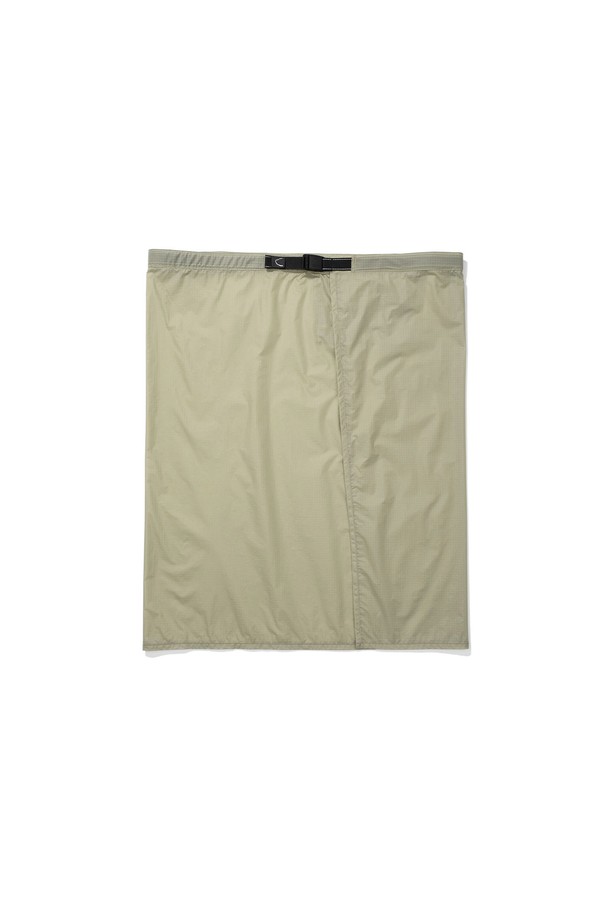 W) 마가타 초경량 랩 스커트 베이지는 여성용 랩 스커트로, 봄, 여름에 착용하기 좋습니다. 미니멀하고 베이직한 스타일로, 데이트룩이나 카페룩에 매치하기 좋습니다. 얇은 두께감과 초경량 소재로 편안한 착용감을 선사하며, 무지 디자인으로 어떤 상의에도 잘 어울립니다. 베이지 색상으로 다양한 스타일을 연출할 수 있는 활용도 높은 아이템입니다.
