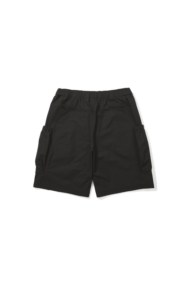 로웰(ROWELL) 5부 카고 쇼츠 BLACK는 얇은 두께감의 립스탑 소재로 제작되어 여름철에도 시원하게 착용할 수 있는 5부 기장의 반바지입니다. 레귤러핏으로 편안한 착용감을 제공하며, 허리 밴딩과 사이즈 조절 기능으로 활동성을 높였습니다. 캐주얼 무드의 무지 디자인으로, 동네 마실룩, 여행룩, 휴가룩 등 다양한 TPO에 활용하기 좋습니다. 허리 밴드, 벨크로 디테일, 전후면 및 사이드 입체 포켓으로 실용성을 더했습니다. 미니멀, 워크웨어 스타일을 즐겨 입는 분들께 추천합니다.
