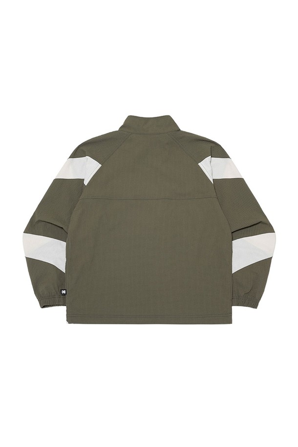 케이 시어서커 믹스 자켓 KHAKI는 캐주얼한 스타일을 선호하는 분들을 위한 여름용 자켓입니다. 카키와 아이보리 두 가지 색상으로 출시되었으며, 시어서커 소재 특유의 얇고 시원한 촉감이 특징입니다. 세미 오버핏으로 편안하게 착용 가능하며, 집업 스타일로 간편하게 여밀 수 있습니다. 일상생활은 물론, 여행 시에도 활용하기 좋은 아이템입니다. 맥스 로고 포인트 디자인과 5주년 기념 스페셜 자켓으로 소장 가치를 더했습니다. 
