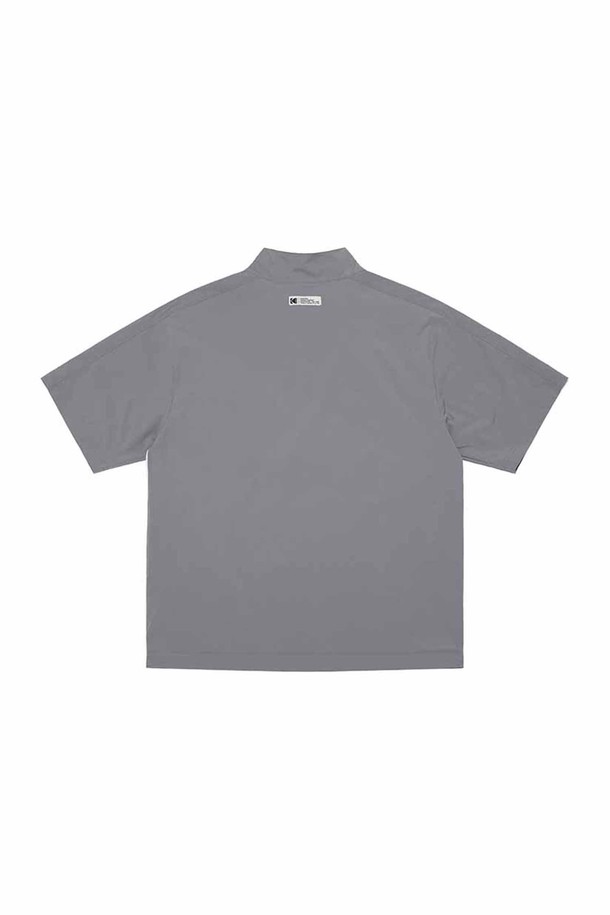 케이 반팔 스탠넥 아노락 GREY는 캐주얼, 스포티, 미니멀 스타일을 즐기는 분들을 위한 상의입니다. 그레이와 아이보리 두 가지 컬러로 출시되었으며, 봄, 여름 시즌에 활용하기 좋습니다. 나일론과 폴리우레탄 혼방 소재로 제작되어 가볍고 신축성이 뛰어나 편안한 착용감을 제공합니다. 세미오버핏에 스탠넥 디자인, 시그니처 테이 시리즈 패턴으로 포인트를 더했으며, 사이드 히든 포켓이 실용성을 높입니다. 동네 마실룩이나 여행룩에 매치하여 개성 있는 스타일을 연출해보세요.
