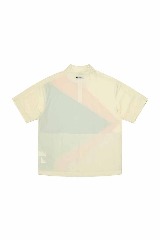 '케이' 반팔 스탠넥 아노락 IVORY는 KODAK(코닥) 브랜드와의 콜라보레이션을 통해 탄생한 남녀 공용 티셔츠입니다. 캐주얼, 스포티, 미니멀 스타일을 즐기는 분들께 추천하며, 일상과 가벼운 여행 시 편안하게 착용하기 좋습니다. 아이보리, 그린, 오렌지 세 가지 색상으로 출시되었으며, 지퍼 하프 오픈 디자인과 컬러 블록 디테일이 특징입니다. 레귤러핏에 반소매 기장, 스탠넥 디자인으로 활동성을 높였습니다. 봄, 여름 시즌에 적합한 크롭 기장의 상의입니다.
