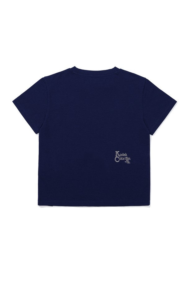 브리즈 라이트 컬러필름 크롭 티셔츠 우먼 (NAVY)는 여성스러운 스타일을 연출하기 좋은 여름 티셔츠입니다. 네이비 컬러와 아이보리 컬러 두 가지 옵션으로 제공되며, 캐주얼한 무드를 자아냅니다. 크롭 기장과 반소매 디자인으로 시원하고 활동적인 느낌을 주며, 면, 모달, 폴리우레탄 혼방 소재로 제작되어 부드러운 촉감과 뛰어난 신축성을 자랑합니다. 컬러필름 그래픽 디자인과 뒷면 하단 그래픽 포인트로 포인트를 더했으며, 비침 걱정 없이 편안하게 착용할 수 있습니다. 동네 마실룩, 여행룩 등 다양한 TPO에 맞춰 캐주얼, 미니멀, 스트리트 스타일을 연출해보세요.
