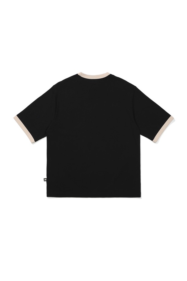 "브리즈 라이트 컬러필름 에어로쿨 링거티셔츠 BLACK"는 시원하고 쾌적한 착용감을 제공하는 남녀 공용 반소매 티셔츠입니다. 여름철 일상 및 아웃도어 활동에 적합하며, 스포티하면서도 캐주얼한 스타일을 연출합니다. 에어로쿨 원단을 사용하여 흡습 및 속건 기능이 뛰어나고, 통기성이 좋은 원단 구조로 제작되어 얇고 부드러운 촉감을 선사합니다. 클로버 모양 원사 단면과 그래픽 프린트가 특징이며, 세미오버핏 라운드넥 디자인으로 편안하게 착용할 수 있습니다. 세탁 후에도 형태가 유지되어 관리가 용이합니다.
