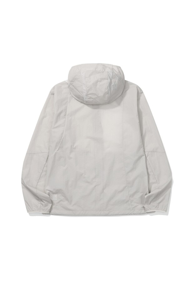 로사(ROSA) 메쉬 하이브리드 재킷 BEIGE는 봄, 여름 시즌에 활용하기 좋은 공용 메쉬 자켓입니다. 베이지 컬러의 무지 디자인으로, 스포티함과 캐주얼함을 동시에 연출할 수 있습니다. 얇고 부드러운 나일론과 메쉬 소재를 사용하여 통기성이 뛰어나며, 레귤러핏에 집업 스타일로 편안하게 착용 가능합니다. 윈드브레이커 스타일의 긴 소매 자켓으로, 산책, 여행, 피트니스 등 다양한 TPO에 어울립니다. 미니멀한 스타일을 선호하는 분들께도 추천합니다.
