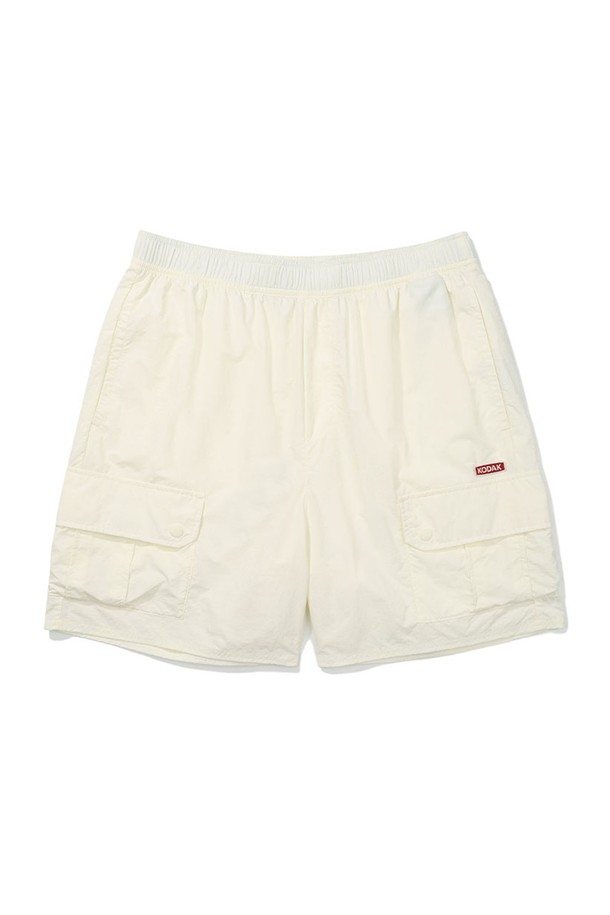 브리즈팝 3부 포켓 반바지 아이보리는 시원함과 편안함을 동시에 제공하는 남성용 여름 반바지입니다. 얇고 가벼운 나일론 소재를 사용하여 쾌적한 착용감을 선사하며, 특히 냉감 원사(물웨이브)를 적용하여 여름철에도 시원하게 입을 수 있습니다. 허리 밴딩 처리로 편안한 착용감을 제공하며, 사이드 포켓 디자인으로 실용성을 더했습니다. 레귤러핏으로 제작되어 캐주얼한 스타일을 연출하며, 휴가룩, 바캉스룩, 미니멀, 리조트룩 등 다양한 스타일에 활용하기 좋습니다. 아이보리, 블루, 민트 세 가지 컬러로 출시되어 취향에 맞게 선택 가능합니다.
