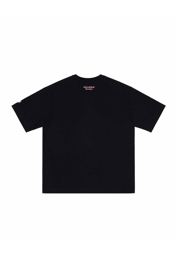 필름 슬라이드 에어로쿨 반팔 티셔츠 BLACK는 일상과 스포츠 활동에 적합한 남녀 공용 반팔 티셔츠입니다. 블랙 컬러에 스포티한 스타일을 연출하며, 세미 오버핏으로 편안한 착용감을 제공합니다. 부드러운 촉감의 면과 폴리에스테르 혼방 소재로 제작되어 흡습 및 속건 기능이 뛰어나 쾌적함을 유지해줍니다. 에어로쿨 소재와 클로버 모양의 특수 단면 원사가 적용되어 형태 안정성이 뛰어나며, 실사 그래픽 패턴으로 디자인 포인트를 더했습니다. 여름철에 시원하게 입을 수 있는 얇은 두께의 라운드넥 반팔 티셔츠입니다.
