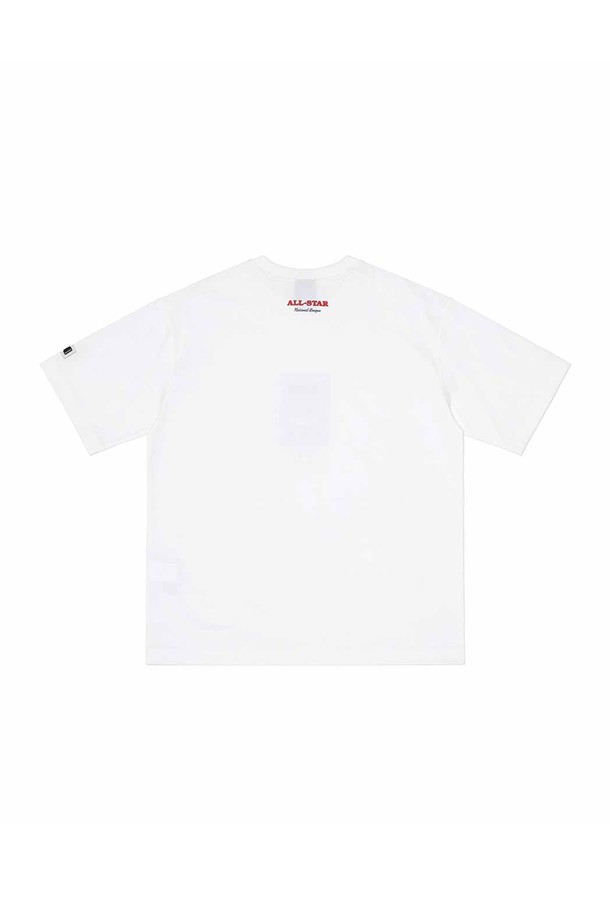 필름 슬라이드 에어로쿨 반팔 티셔츠는 시원한 화이트, 옐로우, 블랙 3가지 색상으로 출시되었습니다. 에어로쿨 소재를 사용하여 흡습 및 속건 기능이 뛰어나 여름철 액티브 활동이나 일상에서 쾌적하게 착용 가능합니다. 세미 오버핏으로 편안한 착용감을 제공하며, 라운드넥 디자인과 실사 그래픽 패턴이 스포티한 무드를 연출합니다. 가볍고 부드러운 촉감의 얇은 두께로 제작되어 여행룩, 휴가룩, 캐주얼, 미니멀 스타일 등 다양한 스타일에 활용하기 좋습니다. 반소매 기장의 레귤러 기장으로 편안하게 스타일링할 수 있습니다.
