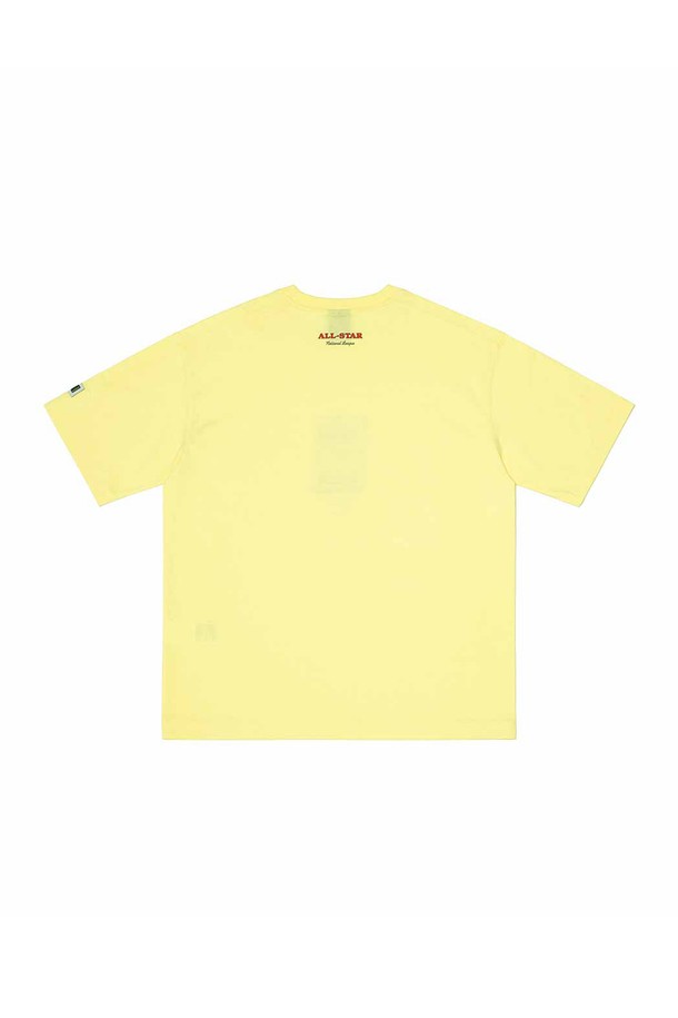 옐로우 색상의 필름 슬라이드 에어로쿨 반팔 티셔츠입니다. 땀 흡수와 속건 기능이 뛰어난 에어로쿨 소재를 사용하여 쾌적한 착용감을 제공하며, 클로버 모양의 특수 단면 원사로 땀이 빠르게 증발하여 여름철에도 시원하게 입을 수 있습니다. 세미 오버핏으로 편안한 착용감을 선사하며, 라운드넥 디자인으로 어떤 스타일에도 잘 어울립니다. 액티브, 일상, 그리고 여름 바캉스 룩에 적합하며, 스포티하고 캐주얼한 스타일을 연출하기 좋습니다. 형태 안정성이 우수하여 변형 없이 오랫동안 착용할 수 있습니다.
