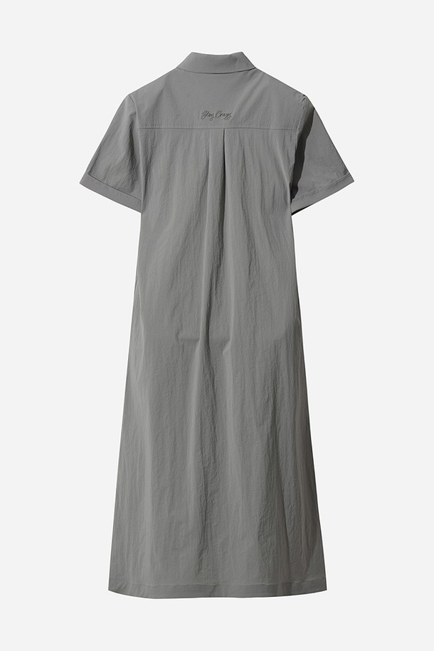 마이로 브이넥 원피스 여자(D.MINT)는 여성스러운 분위기를 연출하는 원피스입니다. 나일론, 폴리우레탄, 폴리에스터 혼방 소재로 제작되어 면 터치 촉감과 신축성 있는 핏을 제공하여 편안한 착용감을 선사합니다. 다크민트 컬러의 무지 디자인으로, 데이트룩이나 쇼핑룩 등 다양한 TPO에 미니멀, 클래식, 캐주얼 스타일로 활용하기 좋습니다. 브이넥 디자인으로 시원하고 세련된 느낌을 주며, 형태 복원 기능으로 오랫동안 변함없이 착용할 수 있습니다. 활동성이 좋아 아웃도어 활동이나 일상생활에서도 쾌적하게 입을 수 있습니다.
