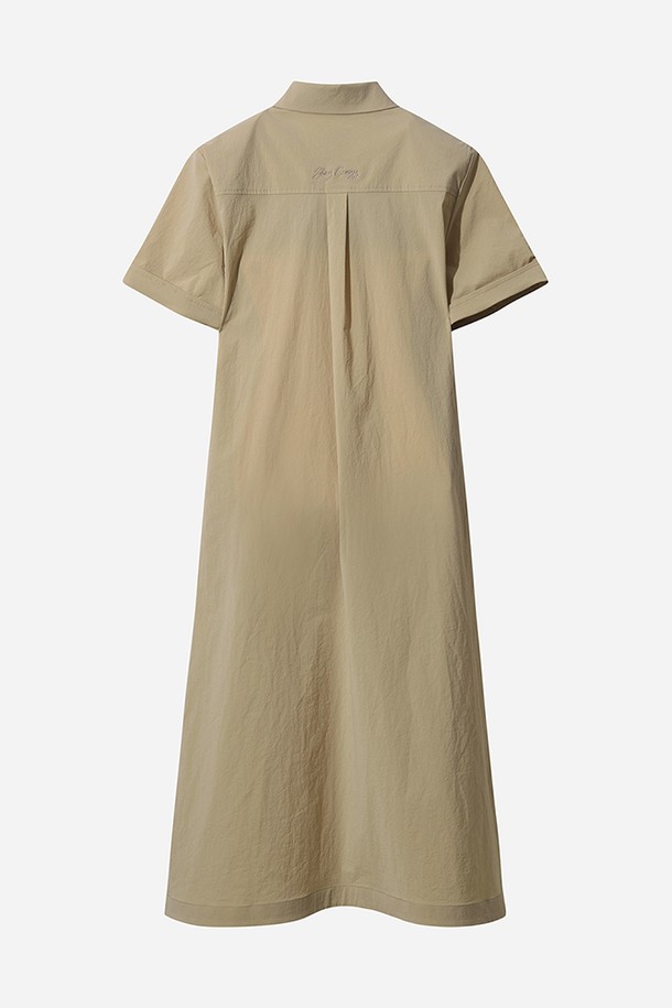 마이로 브이넥 원피스 여자(TAN)는 부드러운 촉감과 뛰어난 신축성을 자랑하는 여성용 브이넥 원피스입니다. 아웃도어 및 일상에서 활용하기 좋은 A라인 레귤러핏 디자인으로, 봄, 여름 시즌에 시원하게 착용할 수 있습니다. 미니멀, 클래식, 캐주얼 스타일을 연출하기 좋으며, 데이트룩과 카페룩에 잘 어울리는 아이템입니다. 무지 패턴에 반소매 디자인으로, 실용적이면서도 세련된 분위기를 연출합니다. 나일론, 폴리우레탄, 폴리에스터 혼방 소재로 제작되었으며, 포켓이 있어 편리하고 형태 복원력이 우수합니다.
