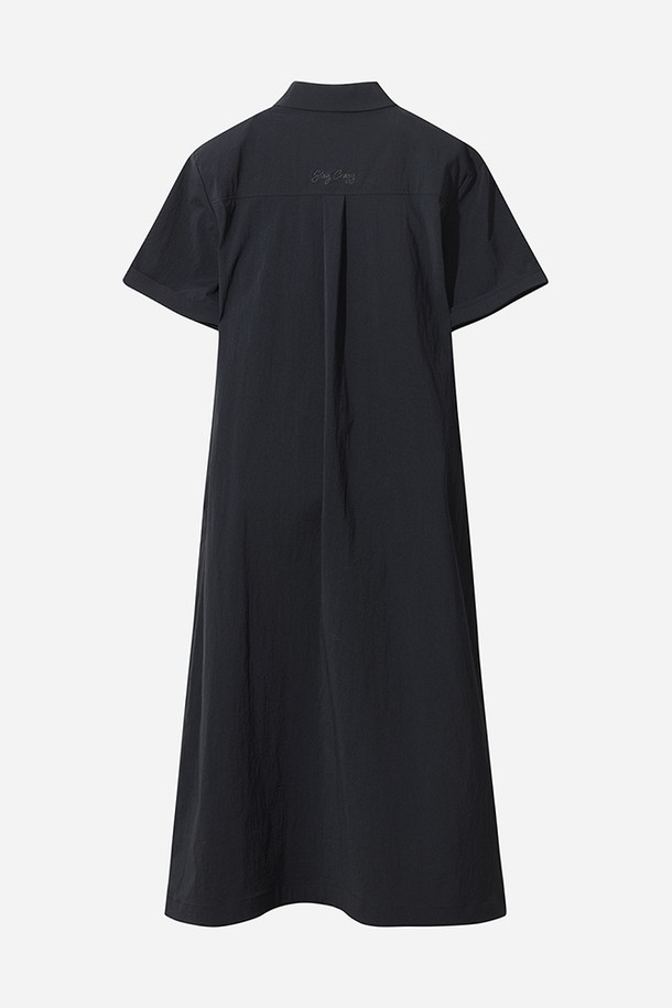 마이로 브이넥 원피스 여자 (BLACK)는 여성스러운 스타일을 연출하는 블랙 컬러의 브이넥 원피스입니다. 나일론, 폴리우레탄, 폴리에스터 혼방 소재로 제작되어 부드러운 면 터치감을 선사하며, 사계절 내내 착용 가능합니다. 반소매 디자인과 여성스러운 핏으로 데이트룩, 쇼핑룩에 적합하며, 미니멀, 클래식, 로맨틱 스타일을 즐기는 분들께 추천합니다. 신축성과 형태 복원 기능이 있어 편안하게 활동할 수 있으며, 실용성을 더하는 주머니가 포함되어 있습니다.
