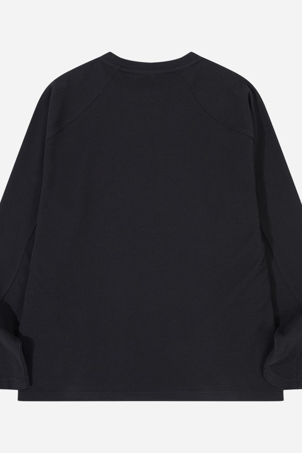 베이직 와플 롱 티셔츠(BLACK)는 공용으로 착용 가능한 사계절용 상의입니다. 부드러운 면 소재로 제작되어 흡습 기능이 있으며, 레귤러 핏에 긴 소매 기장으로 편안한 착용감을 선사합니다. 와플 패턴과 라운드넥 디자인이 특징이며, 집콕룩이나 스포티, 미니멀 스타일 연출에 적합합니다. 블랙 컬러로 어떤 옷에도 쉽게 매치할 수 있어 활용도가 높습니다.
