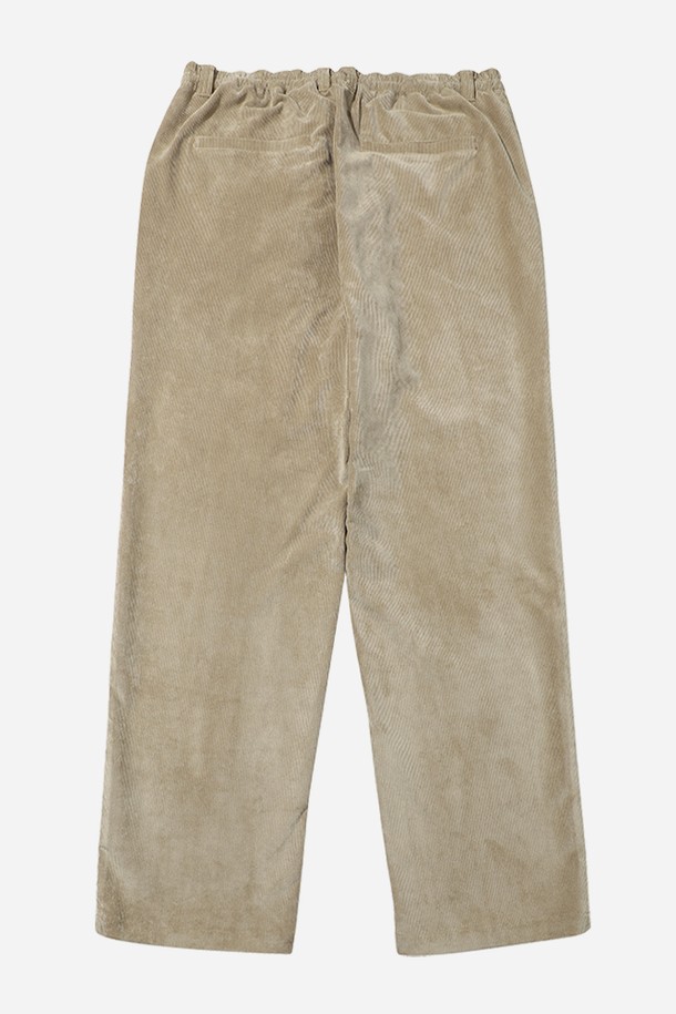 따뜻하고 포근한 겨울을 위한 필수템, 탄(TAN) 컬러의 코듀로이 바지입니다. YKK 지퍼와 방수 기능을 갖춘, 폴리에스터, 나일론, 폴리우레탄 혼방의 튼튼한 소재로 제작되어 캐주얼, 클래식, 미니멀 스타일을 모두 소화합니다. 레귤러핏 디자인과 두꺼운 두께감으로 겨울철 데일리룩, 산책룩, 여행룩에 모두 잘 어울립니다.
