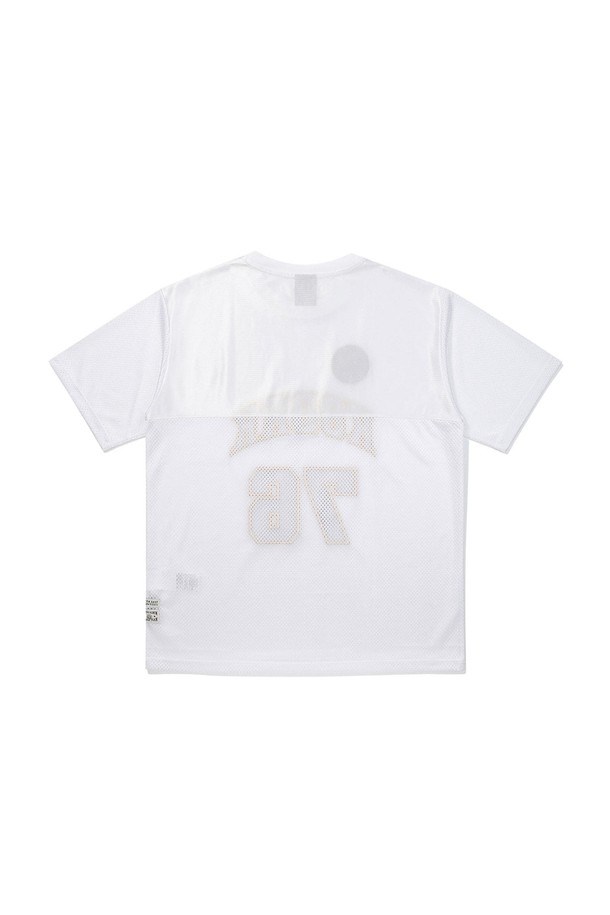 화이트 색상의 바스켓볼 메쉬 반팔 티셔츠입니다. 얇은 두께의 폴리에스테르 소재로 제작되어 여름철 스포츠 활동이나 일상복으로 활용하기 좋습니다. 오버핏 디자인과 메쉬 소재, 신축성으로 편안한 착용감을 제공하며, 아이코닉 아트 포인트 디자인이 돋보입니다. 비침이 있는 시원한 느낌의 스포티 캐주얼 스타일을 연출할 수 있습니다. 피트니스룩, 휴가룩으로 활용하여 개성 있는 스타일을 완성해보세요.
