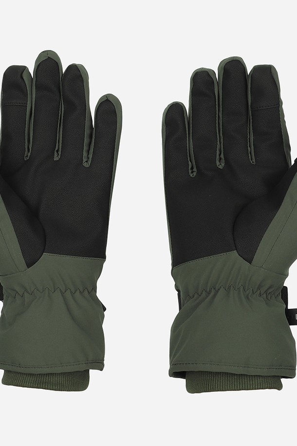 캠프 아웃도어 글러브(KHAKI)는 아웃도어 활동과 캠핑에 적합한 장갑입니다. 쌀쌀한 가을, 겨울 날씨에도 따뜻하게 손을 보호해 주는 두꺼운 두께의 폴리에스테르 소재로 제작되었으며, 손바닥 미끄럼 방지 처리로 그립감을 높였습니다. 버클 여밈 방식과 손목 조절 기능으로 편안한 착용감을 제공하며, 카키 색상의 무지 디자인은 캐주얼, 고프코어, 워크웨어 스타일의 캠핑룩, 등산룩, 겨울 데일리룩에 잘 어울립니다. 가볍고 편안한 착용감으로 겨울철 야외 활동 시 유용하게 사용하실 수 있습니다.
