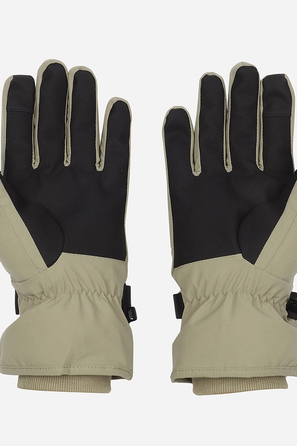 캠프 아웃도어 글러브(TAN)는 캠핑룩, 겨울 데일리룩, 등산룩에 잘 어울리는 캐주얼, 고프코어, 미니멀 스타일의 장갑입니다. 부드러운 터치감의 폴리에스터 소재로 제작되어 겨울철에도 따뜻하게 착용할 수 있으며, 손바닥 부분은 미끄럼 방지 소재로 제작되어 활동성을 높였습니다. 손목 버클 디테일로 사이즈 조절이 용이하여 편안한 착용감을 제공합니다. 무지 디자인에 TAN 컬러로 어떤 스타일에도 쉽게 매치할 수 있는 실용적인 겨울 장갑입니다. 
