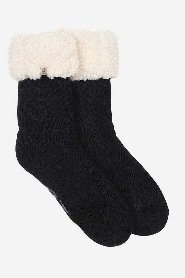 보아 플리스 논슬립 양말(BLACK)은 부드러운 촉감과 따뜻한 보온성을 자랑하는 겨울철 필수 아이템입니다. 아크릴, 폴리에스테르, 폴리우레탄 혼방의 플리스 소재로 제작되어 넉넉한 두께감과 포근함을 선사합니다. 발목 양말 디자인과 무지 패턴으로 캐주얼, 미니멀, 클래식 등 어떤 스타일에도 잘 어울립니다. 실내 및 아웃도어 활동 시에도 미끄럼 방지 기능으로 안전하게 착용 가능하며, 겨울 데일리룩, 집콕룩, 산책룩에 활용하기 좋습니다. 블랙 컬러로 어떤 옷에도 매치하기 용이합니다.
