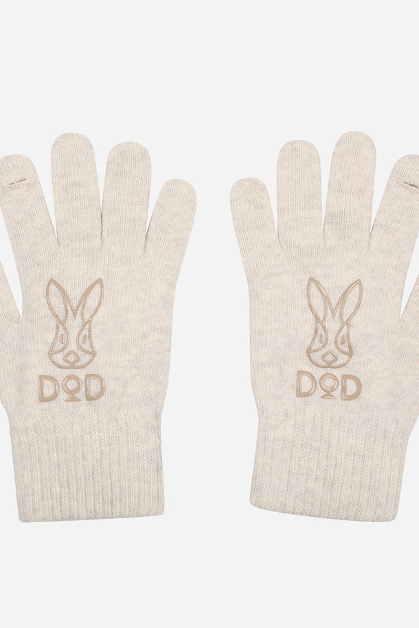 베이직한 디자인의 울(wool) 소재 논슬립 장갑입니다. 부드러운 촉감의 울 소재와 베이지 컬러로, 가을, 겨울철 일상에서 따뜻하고 포근하게 착용하기 좋습니다. 손바닥 부분에는 미끄럼 방지 기능이 있어 실용성을 더했습니다. 미니멀, 클래식, 캐주얼 스타일 모두 소화 가능한 활용도 높은 아이템입니다.
