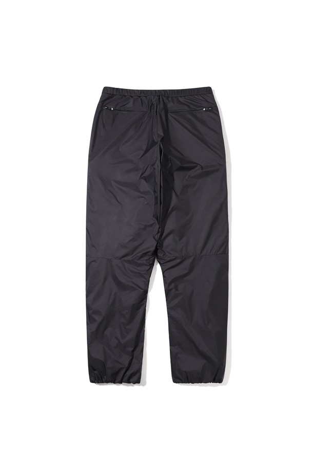 "W) 폴라텍 알파 허밋(HERMIT) 인슐레이션 팬츠 (레귤러핏)"는 아웃도어 활동과 일상생활 모두에 적합한 남녀 공용 인슐레이션 팬츠입니다. 가을, 겨울 추위 속에서도 뛰어난 보온성을 제공하며, 방풍 기능으로 외부 환경으로부터 몸을 보호합니다. 부드러운 촉감의 폴리에스터 소재와 레귤러핏 디자인으로 편안한 착용감을 선사하며, 스포티한 스타일을 연출합니다. 허릿단 밴딩 처리로 활동성을 높였으며, 무지 블랙 컬러로 어떤 의상에도 쉽게 매치할 수 있습니다. 등산룩, 캠핑룩은 물론 캐주얼, 미니멀 스타일까지 소화 가능한 활용도 높은 아이템입니다.
