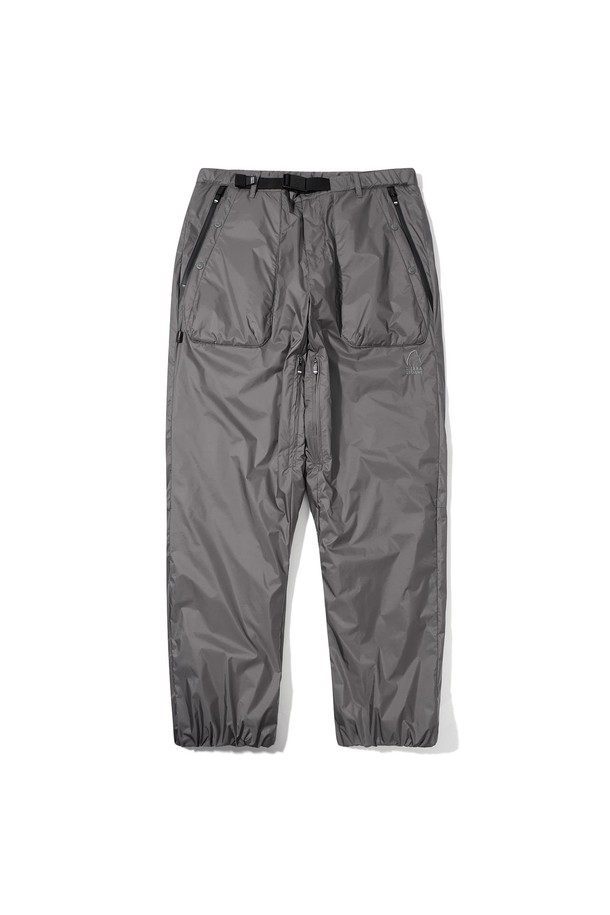 폴라텍 알파 허밋(HERMIT) 인슐레이션 팬츠 (레귤러핏) GREY는 스노우스포츠와 아웃도어 활동에 적합한 겨울용 인슐레이션 팬츠입니다. 그레이 컬러의 무지 디자인으로, 스포티한 스타일을 연출하며 캠핑룩, 등산룩, 여행룩 등 다양한 TPO에 활용 가능합니다. 폴라텍 소재를 사용하여 부드러운 촉감과 뛰어난 보온, 방수, 방풍 기능을 제공하며, 인슐레이션 충전재와 레귤러핏 디자인으로 편안한 착용감을 선사합니다. 허리 밴딩 처리로 활동성을 높였으며, 두꺼운 두께감으로 추운 날씨에도 따뜻하게 몸을 보호해 줍니다.
