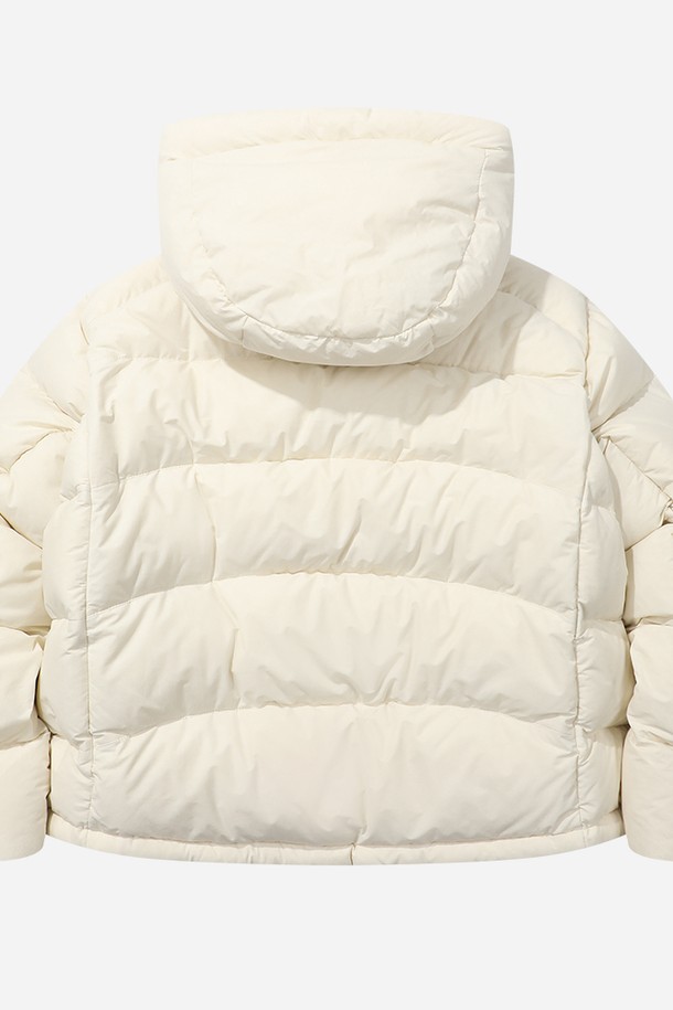 아이보리 컬러의 여성용 "코어 D7" 경량 다운입니다. 캐주얼, 베이직 스타일로 여행룩, 산책룩에 적합하며, 무지 디자인의 오버핏 숏패딩입니다. 부드러운 촉감의 나일론 소재로 제작되었으며, 두꺼운 두께감으로 겨울철 보온성을 높여줍니다. 집업 방식으로 간편하게 착용 가능하며, 긴 소매와 경량 패딩 기능으로 편안함을 더했습니다.
