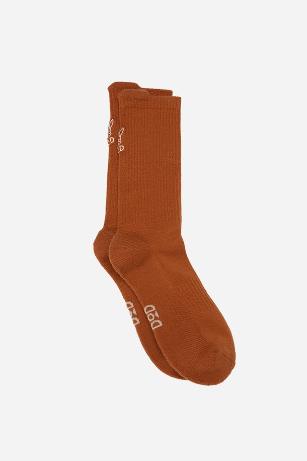 래빗 울 양말(ORANGE)은 부드러운 촉감과 따뜻한 보온성을 자랑하는 두꺼운 두께의 양말입니다. 래빗 울 소재를 사용하여 제작되었으며, 가을과 겨울에 착용하기 좋습니다. 오렌지 컬러의 무지 디자인으로, 집콕룩, 산책룩, 여행룩 등 다양한 TPO에 활용 가능합니다. 미니멀, 클래식, 캐주얼 스타일을 즐겨 입는 분들께 추천합니다. 일상생활에서 편안함과 스타일을 동시에 누려보세요.
