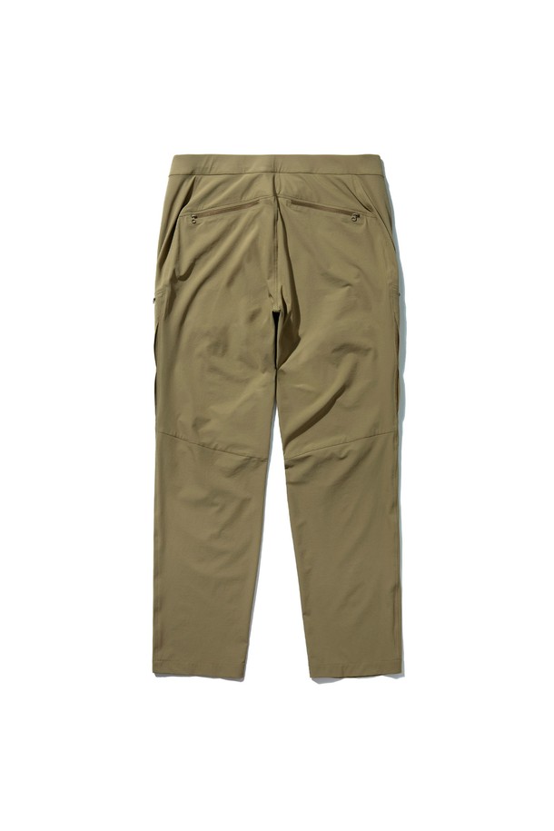 티오가(TIOGA) 소프트쉘 팬츠 (슬림핏) DARK BEIGE는 남성용 소프트쉘 팬츠로, 하이킹, 일상, 워킹 등 다양한 활동에 적합합니다. 봄, 가을 계절에 어울리는 얇은 두께의 슬림핏 긴바지로, 다크 베이지 컬러의 무지 디자인이 특징입니다. 나일론과 폴리우레탄 혼방 소재로 제작되어 경량, 발수, 스트레치 기능을 제공하며, 무릎 부분 다트 디테일과 가랑이 거셋으로 활동성을 높였습니다. 후크형 허리 벨트, 메쉬 포켓, YKK 지퍼 등의 디테일이 돋보이며, 캐주얼, 스포티, 미니멀 스타일을 연출하기 좋습니다. 등산룩, 여행룩, 가을 나들이룩에 활용하기 좋은 아이템입니다.
