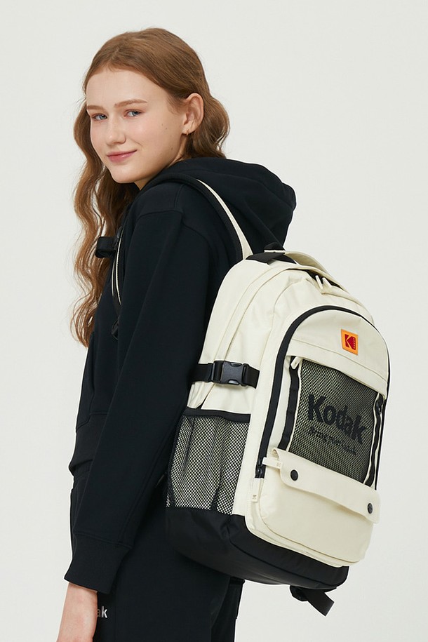 파운디 프레임 백팩 23L 아이보리는 23L의 넉넉한 용량으로, 18인치 노트북 수납이 가능한 백팩입니다. 캐주얼하고 미니멀한 스타일을 추구하며, 고프코어 스타일에도 잘 어울립니다. 아이보리 컬러에 은은한 광택이 감돌며, 나일론 소재의 견고한 촉감을 느낄 수 있습니다. 3단 확장형 포켓과 K 몰드 음각형 등판, 접이식 처짐 방지 패드, 가슴 벨트, 땀 배출 기능, 사이드 위빙 디테일이 특징입니다. 로고 자수 디자인과 지퍼형 잠금 방식으로, 일상생활에서 편리하게 사용할 수 있습니다.
