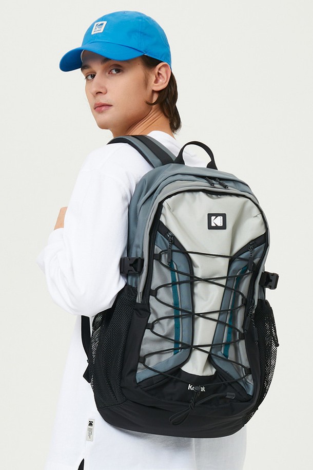 파운디 스트링 백팩 28L GREY (그레이)는 남녀 공용으로, 캐주얼, 미니멀, 시티보이 스타일에 어울리는 28L 대용량 백팩입니다. 무지 패턴의 사각형 디자인에, 18인치 전자기기 수납이 가능하며, 여행 및 일상 용도로 활용하기 좋습니다. 가볍고 방수 기능이 있으며, 내부 메쉬 포켓과 측면 메쉬 포켓, 체스트 벨트가 있어 편리합니다. 일반 나일론보다 20% 가벼운 나일론 소재로 제작되었으며, 열차단성이 우수하여 쾌적한 착용감을 제공합니다. 지퍼형 잠금 방식으로 내용물을 안전하게 보호하며, 캐리어 결합이 가능해 여행 시 유용합니다.
