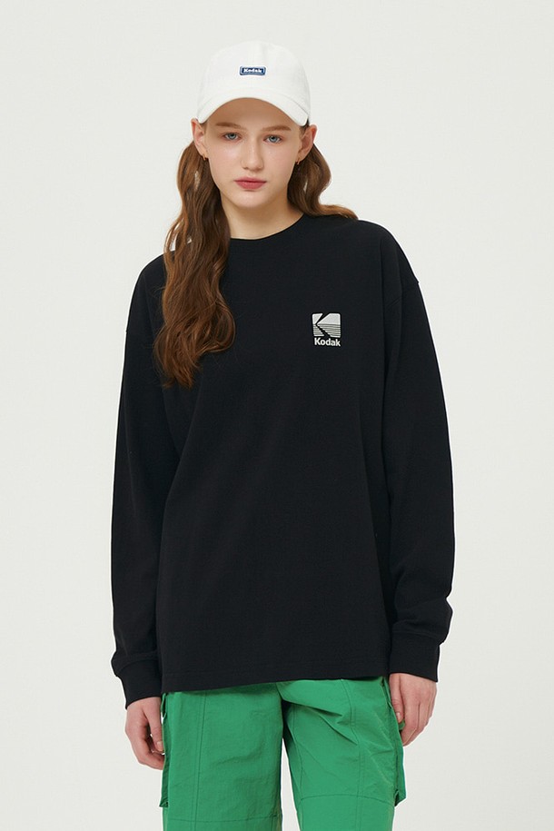 빅로고 그래픽 긴팔 티셔츠 BLACK는 캐주얼, 스트릿, 미니멀 스타일을 즐겨 입는 분들을 위한 공용 긴팔 티셔츠입니다. 부드러운 면 소재로 제작되어 편안한 착용감을 선사하며, 봄, 가을 시즌에 활용하기 좋습니다. 라운드넥 디자인에 세미 오버핏으로 제작되어 트렌디한 스타일을 연출할 수 있습니다. 시그니처 로고 그래픽이 돋보이며, 신축성이 좋아 활동성이 뛰어나고 비침 걱정 없이 착용 가능합니다. 동네 마실룩이나 여행룩으로 편안하고 스타일리시하게 연출해보세요.
