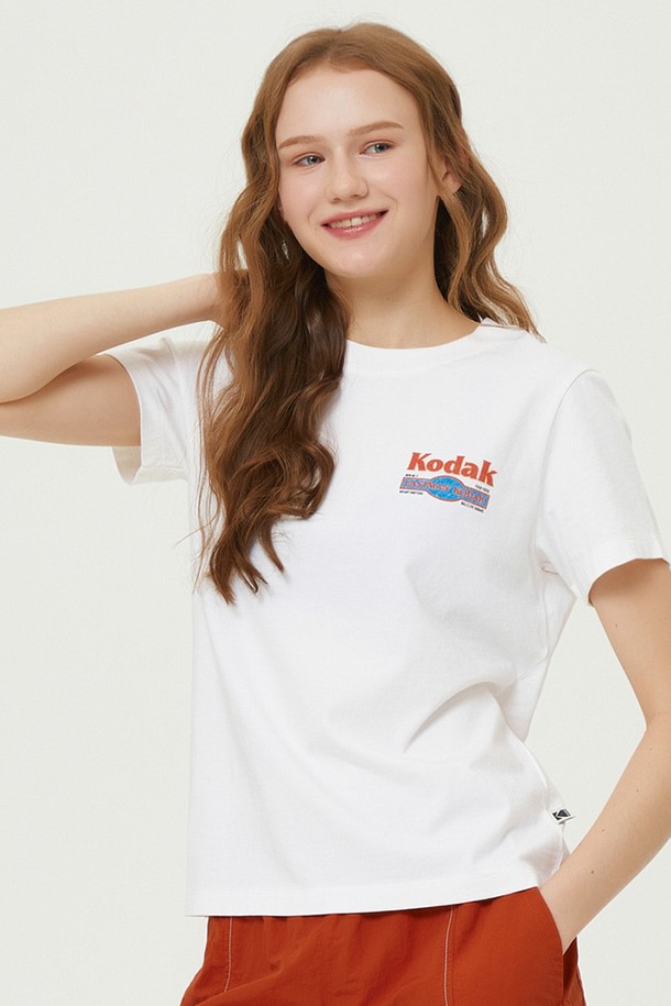 **레시피 스노우워싱 반팔 티셔츠 우먼 IVORY**는 부드러운 면 소재로 제작되어 편안한 착용감을 선사합니다. 스노우워싱 기법을 적용하여 자연스러운 블리칭 효과와 빈티지한 무드를 연출하며, 아이보리, 레드, 그린, 블랙 4가지 다채로운 컬러 옵션을 제공합니다. 세미 오버핏의 라운드넥 디자인으로 캐주얼한 스타일을 완성하며, 단품 또는 레이어드하여 다양한 스타일링을 즐길 수 있습니다. 동네 마실룩이나 카페룩과 같은 일상에서 캐주얼, 미니멀, 클래식 무드로 활용하기 좋습니다. 선명한 로고 컬러와 프리미엄 프린팅으로 디자인의 퀄리티를 높였습니다.
