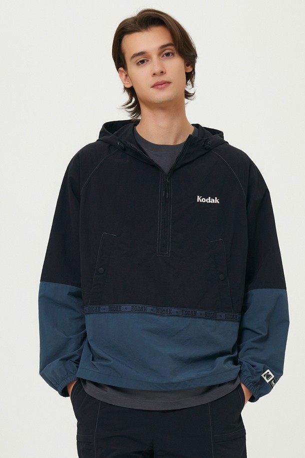 씨너리 컬러블록 아노락 BLACK은 남성용 아노락입니다. 봄, 초여름에 적합하며, 아웃도어 활동과 일상에서 모두 활용 가능한 제품입니다. 블랙, 베이지, 블루 컬러 배색의 컬러블록 패턴이 스포티하고 캐주얼한 스타일을 연출합니다. 나일론 소재로 제작되어 코튼 터치 질감을 느낄 수 있으며, 생활 방수 및 오염 방지 기능이 있습니다. 자카드 테이프 포인트, 밑단 스트링 디테일, 오버핏으로 편안한 착용감을 선사합니다.
