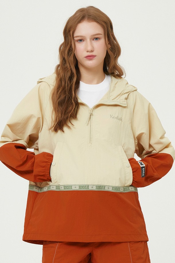 씨너리 컬러블럭 아노락 BEIGE는 남녀 모두 착용 가능한 오버핏 아노락입니다. 베이지, 블랙, 블루 세 가지 색상으로 출시되었으며, 봄과 초여름에 적합한 중간 두께의 나일론 소재로 제작되었습니다. 일상 및 아웃도어 활동에 적합하며, 방수 및 생활 방수 기능으로 실용성을 더했습니다. 자카드 트리밍 디테일과 밑단 스트링 조절, 워터 리펠런트 가공으로 기능성과 디자인을 모두 잡았습니다. 스포티, 캐주얼, 미니멀 스타일을 즐기는 분들께 동네 마실룩, 산책룩, 여행룩으로 추천합니다.
