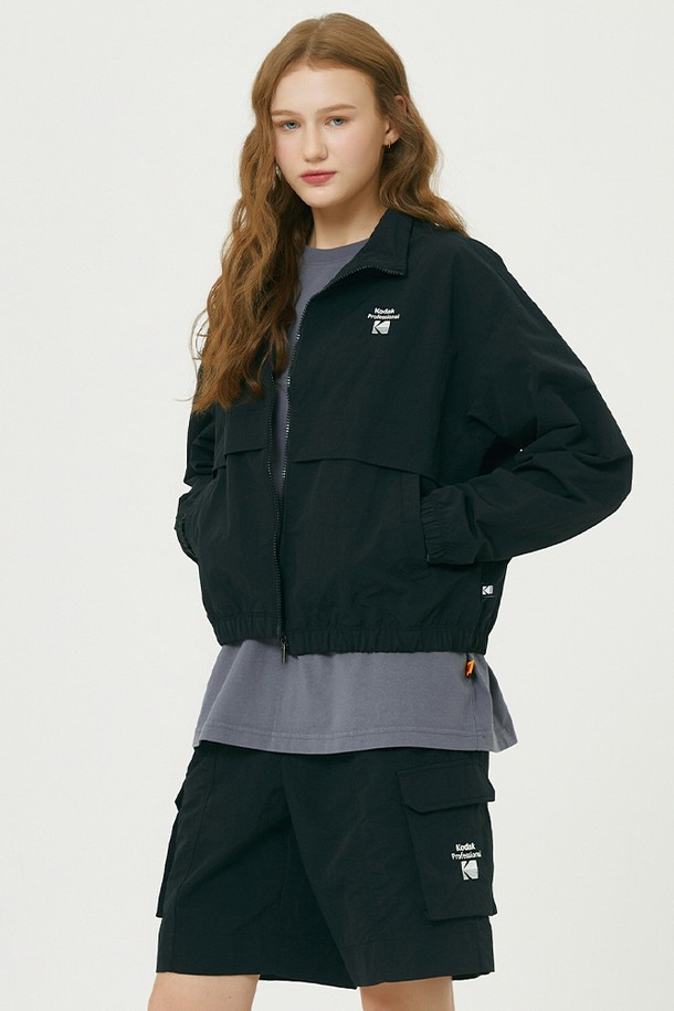 에센셜 빅로고 우븐 재킷 우먼 BLACK은 여성 고객을 위한 세미 크롭 기장의 블랙 색상 자켓입니다. 가볍고 고급스러운 나일론 소재로 제작되어 봄, 가을에 쾌적하게 착용할 수 있습니다. 스탠넥 스타일의 집업 자켓으로, 발수 코팅 기능과 긴 소매, 빅 로고 패턴이 특징입니다. 일상, 야외 활동 등 다양한 상황에서 캐주얼하고 스포티한 스타일을 연출할 수 있습니다. 비침이 없으며, 신축성이 없는 보통 두께감으로 편안한 착용감을 선사합니다.
