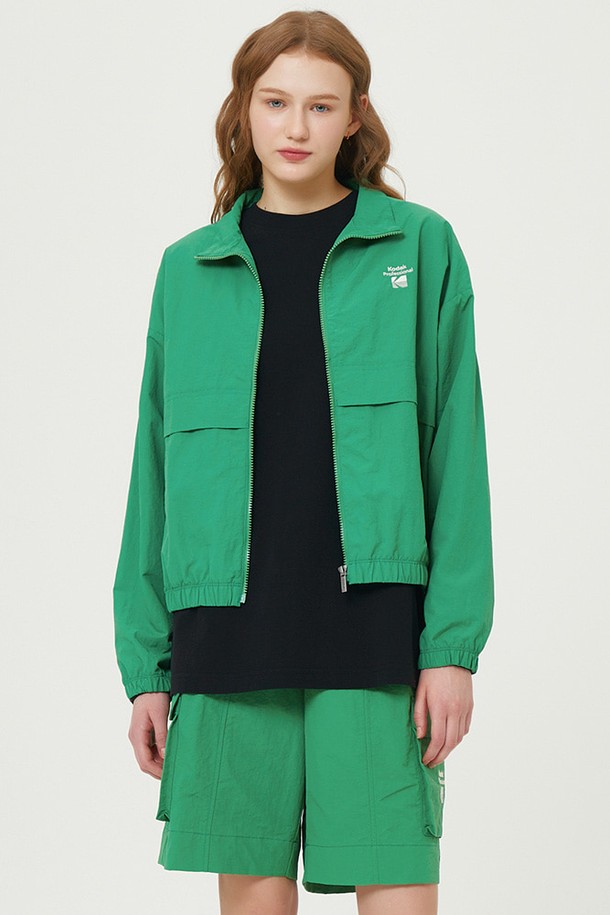 에센셜 빅로고 우븐 재킷 우먼 GREEN은 여성용 자켓으로, 산뜻한 그린 컬러가 돋보이는 아이템입니다. 일상과 아웃도어 활동 모두에 적합하며, 봄, 여름 시즌에 가볍게 걸치기 좋습니다. 스포티하고 캐주얼한 무드를 연출하며, 세미크롭 기장과 스탠드넥 디자인이 특징입니다. 방수 기능과 발수, 워터프루프 코팅으로 쾌적함을 유지하며, 나일론 소재로 제작되어 부드러운 촉감을 선사합니다. 빅 로고 패턴과 집업 여밈 방식으로 스타일리시함을 더했습니다.
