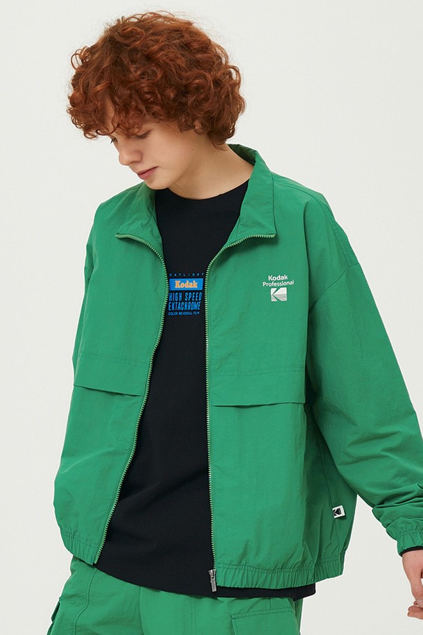 에센셜 빅로고 우븐 재킷 그린은 편안한 착용감과 스타일리시한 디자인을 자랑하는 공용 자켓입니다. 봄, 여름 시즌에 적합하며, 오버핏으로 제작되어 트렌디한 핏을 연출합니다. 스포티, 캐주얼 무드를 동시에 느낄 수 있으며, 산책이나 여행 시 편안하게 착용하기 좋습니다. 나일론 소재에 발수 코팅과 워셔 가공 처리가 되어 실용성을 더했으며, 부드러운 촉감을 제공합니다. 그린 컬러에 빅 로고 패턴이 돋보이는 스탠드넥 집업 스타일의 긴 소매 재킷입니다.
