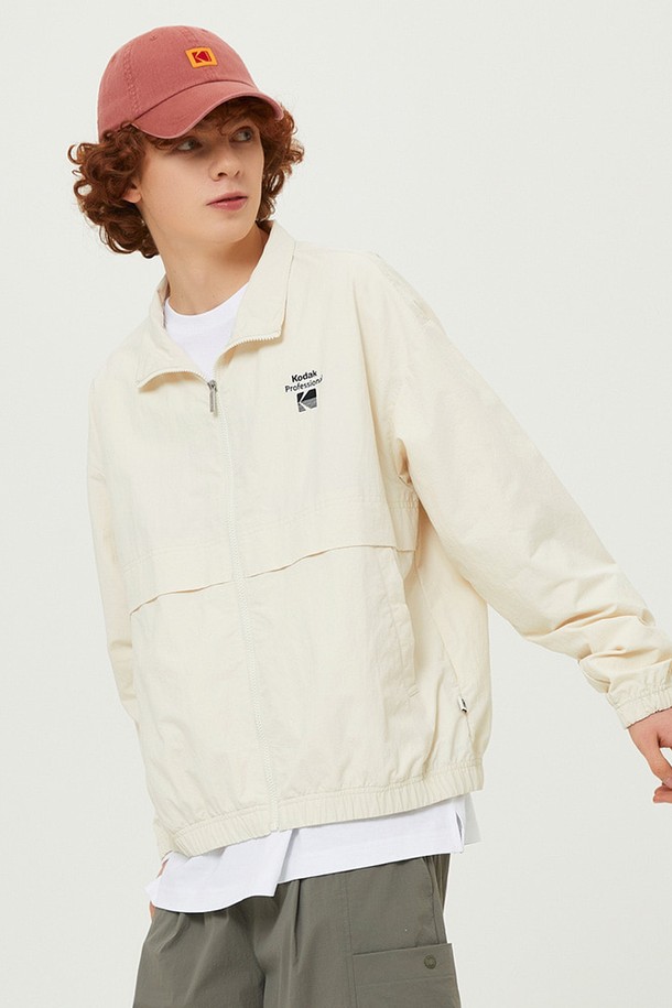 에센셜 빅로고 우븐 재킷 아이보리는 캐주얼과 스포티 무드를 넘나드는 공용 자켓입니다. 봄, 가을 시즌에 적합하며 일상 및 아웃도어 활동 모두 활용 가능합니다. 부드러운 촉감의 나일론 소재에 발수 코팅과 워셔 가공 처리가 되어 관리 또한 용이합니다. 오버핏으로 편안한 착용감을 제공하며, 스탠드넥과 집업 스타일로 스타일리시함을 더했습니다. 아이보리, 그린, 블랙 세 가지 컬러 옵션으로 출시되어 산책룩 등 다양한 스타일에 매치하기 좋습니다.
