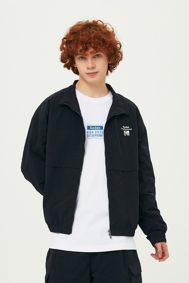 에센셜 빅로고 우븐 재킷 BLACK은 일상과 아웃도어 활동에 적합한 공용 자켓입니다. 봄, 가을 시즌에 착용하기 좋으며, 스포티하고 캐주얼한 스타일을 연출합니다. 블랙 컬러에 빅 로고 패턴이 특징이며, 오버핏 실루엣과 스탠드넥 디자인, 방수 기능이 적용되었습니다. 나일론 소재로 제작되어 부드러운 촉감과 중간 두께감으로 편안하게 착용 가능하며, 집업 형태로 간편하게 여밀 수 있습니다. 동네 마실룩, 여행룩, 산책룩 등 다양한 TPO에 캐주얼, 스포티, 미니멀 스타일로 활용하기 좋습니다.
