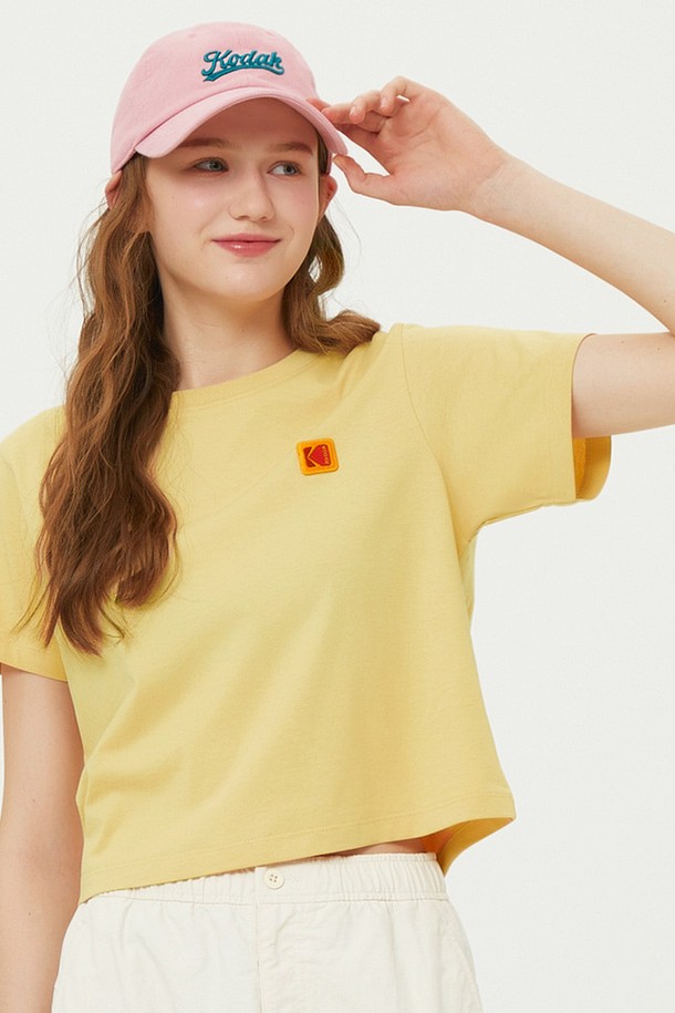 시그니처 로고 아스킨 반팔 티셔츠 우먼 YELLOW는 여성들을 위한 여름용 반팔 티셔츠입니다. 옐로우 컬러의 라운드넥 디자인에, 흡습속건 및 자외선 차단 기능이 있는 아스킨 소재를 사용하여 스포츠 활동과 일상에서 모두 활용 가능합니다. 세미오버핏으로 편안한 착용감을 제공하며, 신축성이 좋아 활동성을 높여줍니다. 스포티, 캐주얼, 미니멀 스타일을 연출하기 좋으며, 피트니스룩, 러닝룩, 휴가룩 등 다양한 TPO에 적합합니다. 얇은 두께감으로 시원하게 입을 수 있으며, 부드러운 촉감과 로고 패턴이 특징입니다.
