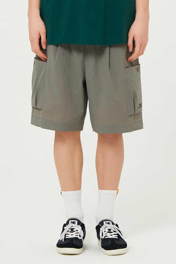 에센셜 우븐 6부 포켓 반바지 (KHAKI)는 봄, 여름 시즌 아웃도어 및 일상에서 활용하기 좋은 남녀 공용 반바지입니다. 워싱 가공된 부드러운 나일론 소재로 제작되어 편안한 착용감을 선사하며, 레귤러핏으로 활동성을 높였습니다. 캐주얼, 스포티, 미니멀 스타일 연출에 적합하며, 6부 기장으로 시원함을 더했습니다. 발수 기능과 적당한 신축성, 비침 없는 디자인, 아웃포켓 디테일로 실용성을 높여 여행룩, 산책룩, 휴가룩에 활용하기 좋습니다.
