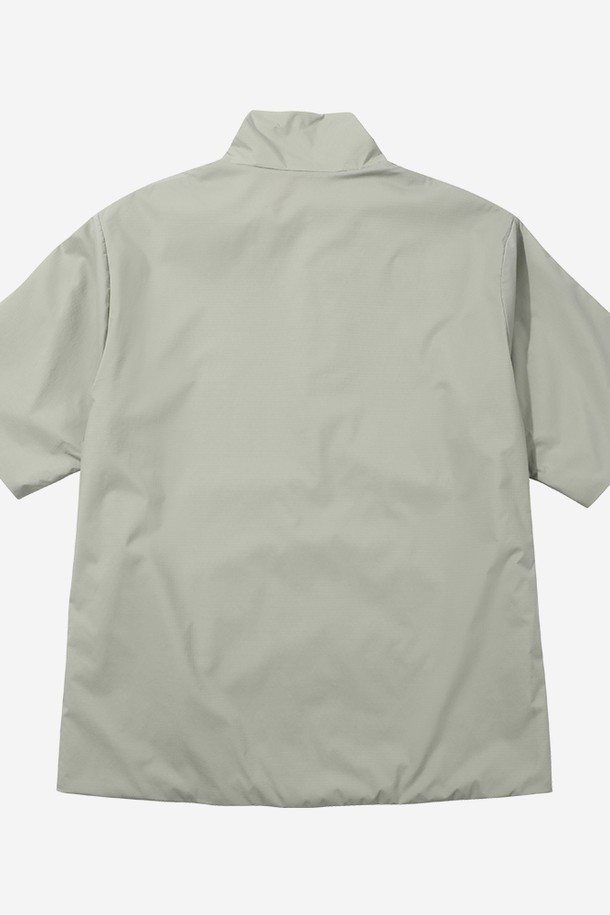 알파패딩 반팔 아노락 - L.MINT는 가볍고 따뜻한 겨울철 필수 아우터입니다. 라이트 민트 컬러의 무지 디자인으로, 일상 및 스포츠 활동에 모두 적합합니다. 알파 인슐레이션 패딩 소재로 보온성이 뛰어나며, 매트한 나일론 립스탑 소재를 사용하여 방풍 기능을 더했습니다. 반소매 기장과 레귤러핏으로 활동성을 높였으며, 스포티, 캐주얼, 고프코어 스타일을 연출하기 좋습니다. 겨울철 데일리룩, 등산룩, 피트니스룩 등 다양한 TPO에 활용할 수 있습니다.
