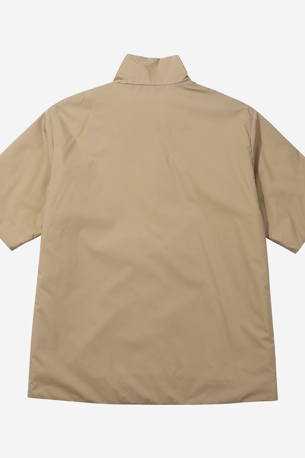 알파패딩 반팔 아노락 - 탄(TAN)은 겨울철 보온성을 책임지는 남녀 공용 아노락입니다. 매트한 질감에 립스탑 무늬, 하이넥 디자인으로 스포티하고 캐주얼한 스타일을 연출합니다. 가볍지만 두꺼운 두께감의 패딩 안감과 알파 충전재를 사용하여 보온 기능을 강화했으며, 하프 집업으로 간편하게 착용할 수 있습니다. 일상, 스포츠 활동은 물론 산책, 여행 시에도 활용하기 좋은 데일리 아이템입니다. 레귤러핏으로 활동성을 높였으며, 고급스러운 마감 처리가 돋보입니다.
