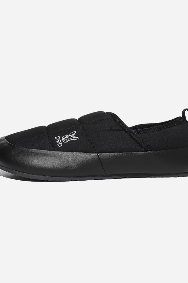 가마 패딩 슬립온 - 블랙은 가을, 겨울철 일상에서 편안하게 착용할 수 있는 남성용 슬립온입니다. 라운드 앞코 디자인과 무지 패턴, 블랙 컬러로 어떤 스타일에도 잘 어울립니다. 방화 소재와 오쏠라이트 인솔, 항균 및 소취 기능, 흡습 기능, 내구성을 갖춰 기능성까지 놓치지 않았습니다. 캐주얼, 미니멀, 클래식 스타일의 데일리룩, 동네 마실룩, 산책룩에 모두 잘 어울리는 디자인입니다.
