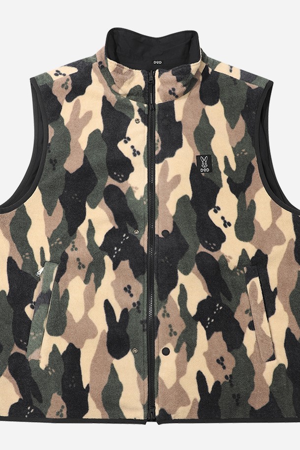 리버시블 플리스 베스트(난연) - TAN은 부드러운 플리스 소재로 제작되어 포근한 착용감을 선사합니다. 탄색과 베이지 컬러로 제작되어 캐주얼 및 미니멀 스타일을 연출하기 좋으며, 일상, 아웃도어 활동에 모두 적합합니다. 봄, 가을 간절기에 따뜻하게 입을 수 있는 두꺼운 두께감의 민소매 베스트로, 양면 착용이 가능하며 지퍼 포켓이 있어 실용적입니다. 난연 기능으로 안전성을 더했으며, 산책룩, 캠핑룩, 가을 나들이룩에 활용하기 좋습니다. 레귤러 핏으로 편안하게 착용할 수 있습니다.
