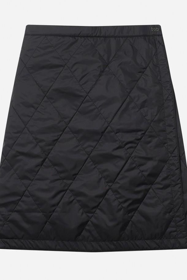 리버시블 퀼팅 패딩 스커트 - KHAKI는 겨울철 따뜻함과 스타일을 동시에 잡을 수 있는 여성 패딩 스커트입니다. 캐주얼, 미니멀, 클래식 스타일을 아우르며, 일상, 산책, 여행 등 다양한 TPO에 활용하기 좋습니다. 부드러운 촉감의 나일론, 폴리에스터 혼방 소재에 두꺼운 패딩 안감과 퀼팅 디자인으로 보온성을 높였습니다. A라인 핏과 여유로운 핏으로 편안함을 선사하며, 은은한 유광 소재와 리버시블 디자인으로 위아래 모두 활용 가능합니다. 카키 컬러의 무지 디자인으로 어떤 상의와도 쉽게 매치하여 겨울 데일리룩을 완성할 수 있습니다.
