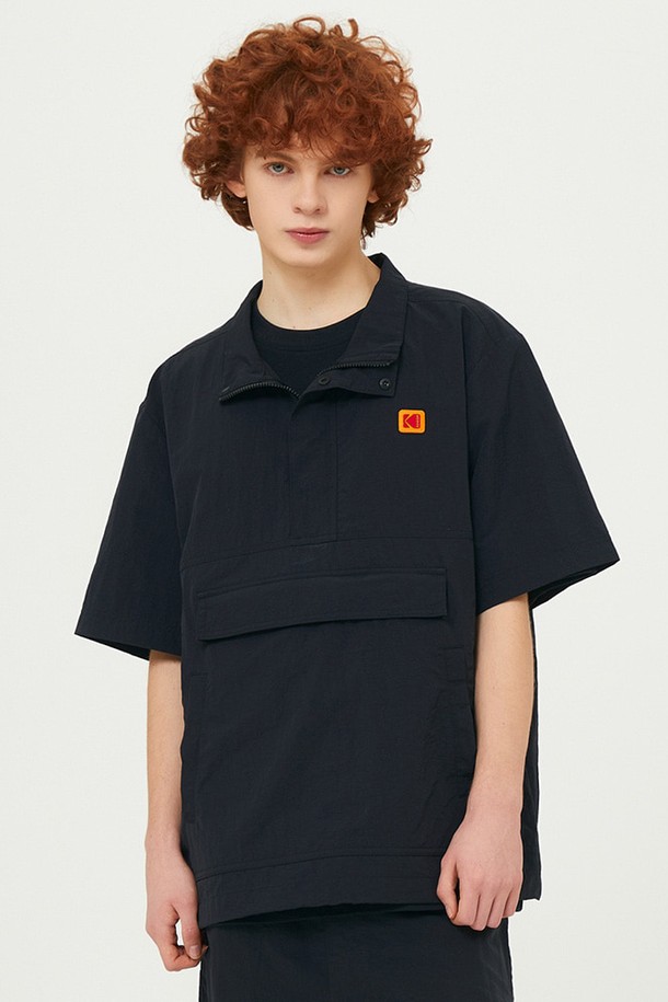 컬러플러스 스텐넥 아노락 BLACK은 스포티와 캐주얼 무드를 동시에 연출하는 공용 아노락입니다. 블랙, 옐로우, 카키 세 가지 색상으로 출시되었으며, 봄, 여름 시즌에 가볍게 착용하기 좋습니다. 세미 오버핏에 레귤러 기장으로 편안한 착용감을 선사하며, 가벼운 나일론 소재로 제작되어 활동성을 높였습니다. 밑단 스트링으로 다양한 스타일을 연출할 수 있으며, 컬러플러스 레귤러핏 3부 반바지와 셋업으로 완성도 높은 스타일링을 완성할 수 있습니다. 동네 마실룩, 여행룩, 휴가룩 등 다양한 TPO에 활용할 수 있습니다.
