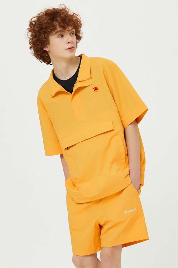 컬러플러스 스텐넥 아노락 옐로우는 **아우터** 카테고리의 **아노락**입니다. 옐로우, 카키, 블랙 3가지 색상으로 출시되었으며, **공용**으로 착용할 수 있습니다. 봄, 여름 시즌에 적합하며, **스포티**하고 **캐주얼**한 스타일을 연출하기 좋습니다. **무지** 디자인에 **레귤러핏**으로, **집업** 방식의 간편한 여밈이 특징입니다. 가볍고 산뜻한 **나일론** 소재로 제작되었으며, **반소매** 기장으로 시원하게 입을 수 있습니다. 특히, **밑단 스트링**으로 다양한 스타일을 연출할 수 있으며, 3부 반바지와 셋업으로 코디하여 더욱 스타일리쉬하게 연출할 수 있습니다.
