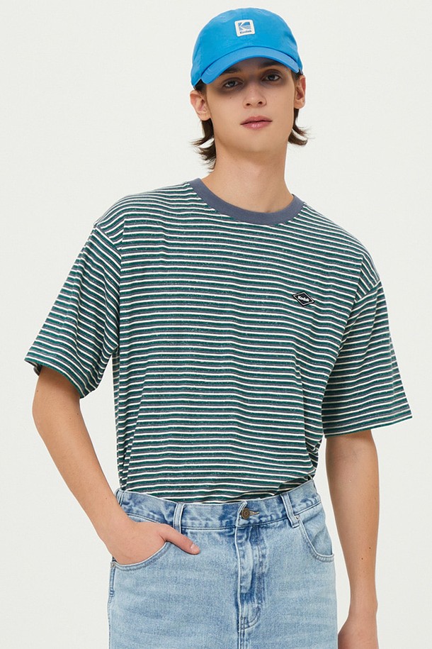 레인보우 스트라이프 반팔 티셔츠 GREEN는 산뜻한 그린 컬러 바탕에 레인보우 스트라이프 패턴이 돋보이는 티셔츠입니다. 부드러운 면 소재로 제작되어 편안한 착용감을 선사하며, 얇은 두께감으로 봄, 여름 시즌에 시원하게 입을 수 있습니다. 세미 오버핏 실루엣과 라운드넥 디자인으로 캐주얼한 스타일을 연출하며, 신축성이 좋아 활동성 또한 보장합니다. 동네 마실, 여행, 봄 소풍 등 다양한 TPO에 활용하기 좋고, 캐주얼, 미니멀, 스트리트 스타일을 즐겨 입는 분들께 추천합니다.
