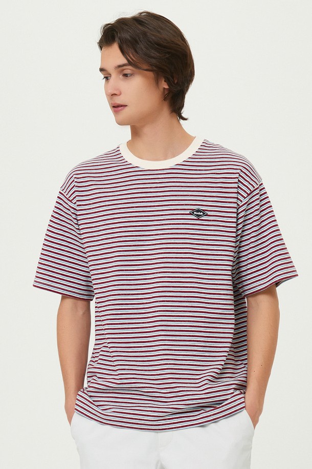 레인보우 스트라이프 반팔 티셔츠 RED는 캐주얼, 미니멀, 스트리트 스타일을 즐기는 분들을 위한 제품입니다. 얇은 두께감의 면 소재로 제작되어 부드러운 촉감을 선사하며, 봄, 여름 시즌에 시원하게 착용하기 좋습니다. 레인보우 스트라이프 패턴과 세미 오버핏 실루엣이 특징이며, 라운드넥 디자인으로 편안함을 더했습니다. 신축성이 뛰어나 활동성이 좋고, 비침 걱정 없이 데일리룩, 여행룩으로 활용할 수 있습니다. 공용으로 착용 가능하며, 레드, 그린, 옐로우 세 가지 컬러 옵션으로 제공됩니다.
